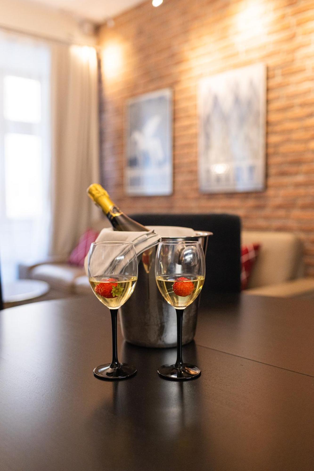 Lux Apartmenty - Old City Cracovia Esterno foto